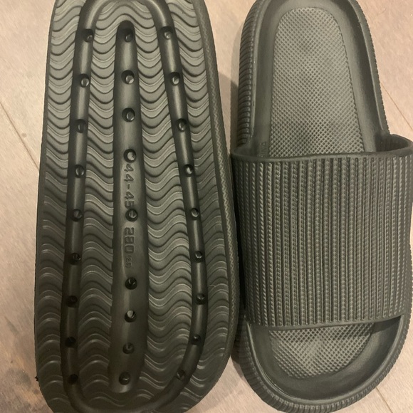 Cloud Slippers/Shoes Black - Picture 2 of 4